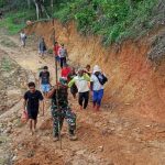Babinsa dan Warga Berjibaku Evakuasi Korban Kecelakaan Kerja di Medan Curam