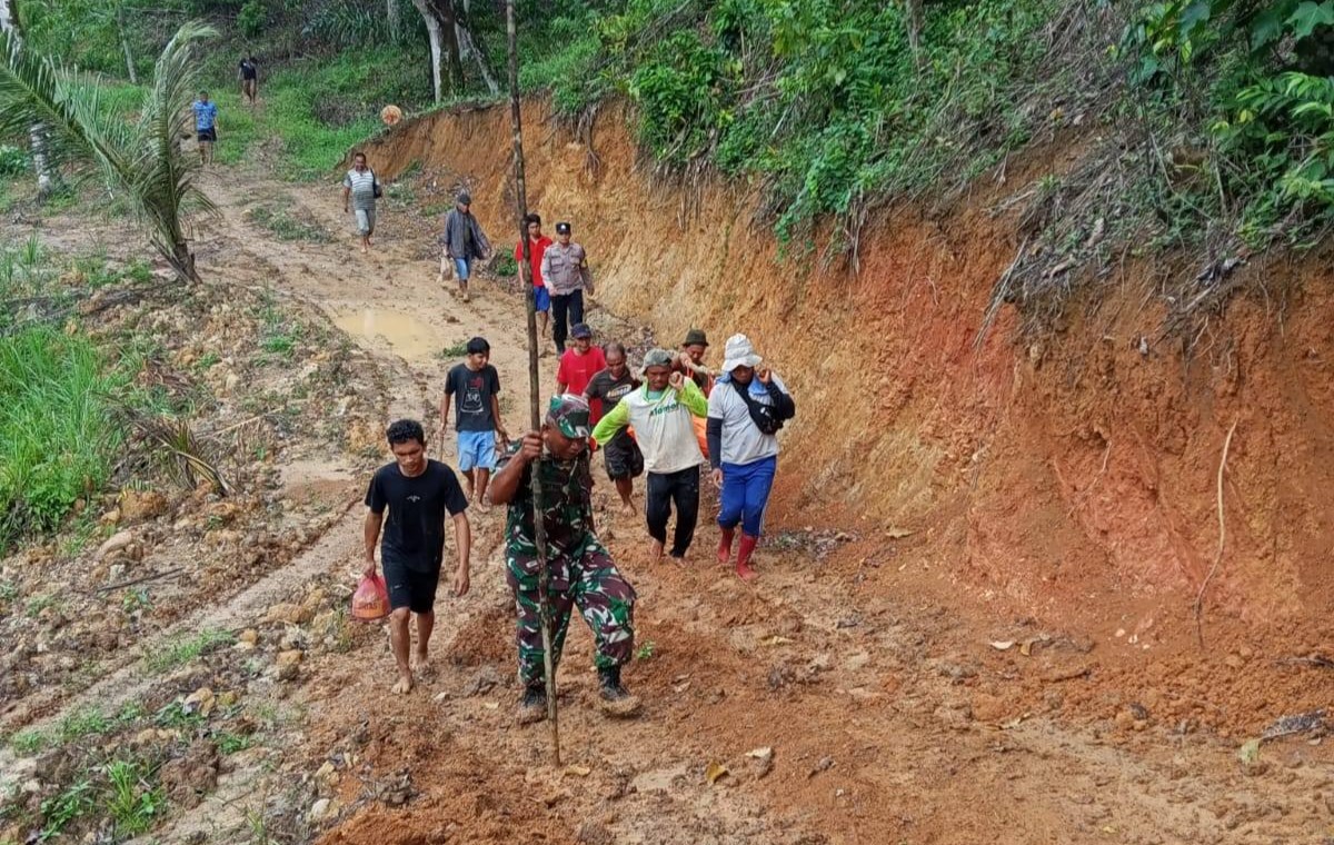 Babinsa dan Warga Berjibaku Evakuasi Korban Kecelakaan Kerja di Medan Curam