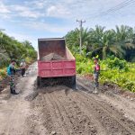 Babinsa dan Warga Gotong Royong Perbaiki Jalan Poros Minti Makmur