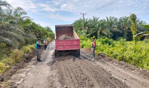Babinsa dan Warga Gotong Royong Perbaiki Jalan Poros Minti Makmur