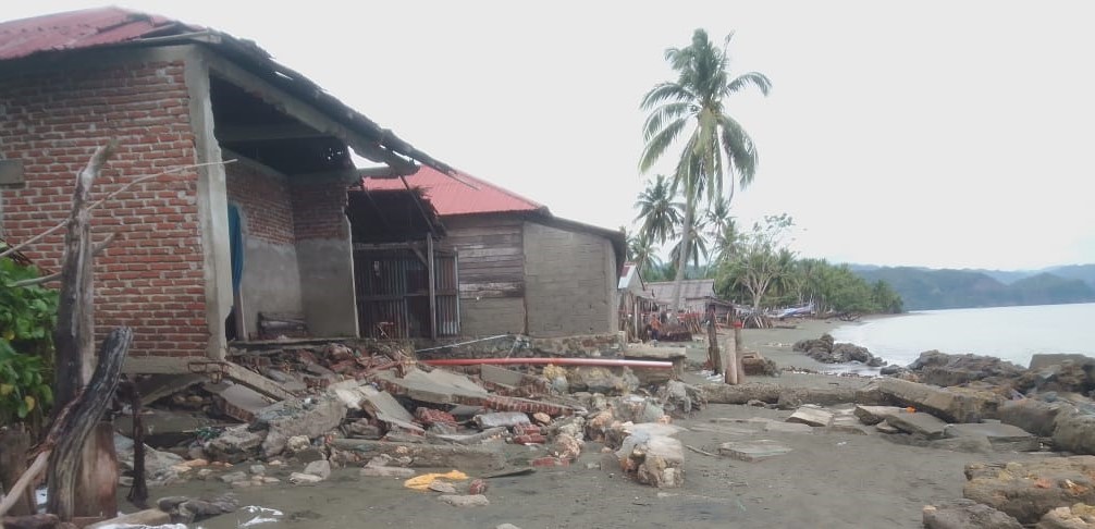 Warga Pesisir Towale Bertahan dengan Tanggul Kayu: “Angin Utara Setiap Tahun Menghantui Kami”