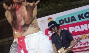 Endeng, Perupa Asal Palu, Tampil Memukau dalam Panggung Kolaboratif "2 Kota 1 Panggung" di Balikpapan