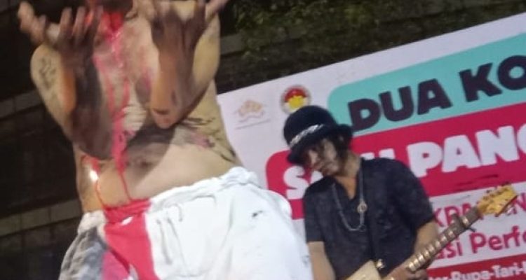 Endeng, Perupa Asal Palu, Tampil Memukau dalam Panggung Kolaboratif "2 Kota 1 Panggung" di Balikpapan