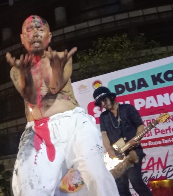Endeng, Perupa Asal Palu, Tampil Memukau dalam Panggung Kolaboratif "2 Kota 1 Panggung" di Balikpapan