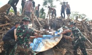 Satgas Kodam I/BB Evakuasi Korban Banjir di Batang Toru, Medan Ekstrem Tak Halangi Upaya Kemanusiaan Satgas Kodam I/BB Evakuasi Korban Banjir di Batang Toru, Medan Ekstrem Tak Halangi Upaya Kemanusiaan