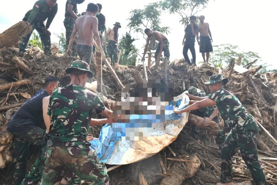 Satgas Kodam I/BB Evakuasi Korban Banjir di Batang Toru, Medan Ekstrem Tak Halangi Upaya Kemanusiaan