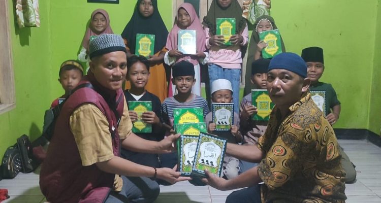 Relawan Solidaritas Donggala Salurkan Al-Qur’an dan Iqra di TPA Al Haq Gunung Bale