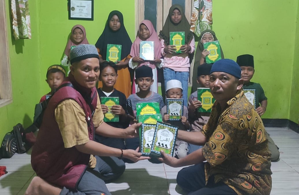 Relawan Solidaritas Donggala Salurkan Al-Qur’an dan Iqra di TPA Al Haq Gunung Bale