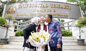 Anwar Hafid Haru dan Bangga Saksikan Putri Kedua Jalani Sidang Skripsi