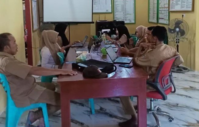Dari Balik Meja Kantor Desa, Pemdes Pomolulu Menjaga Asa Masyarakat