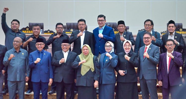 Penguatan Akuntabilitas, DPRD Sulteng Serahkan Rekomendasi LKPJ 2025