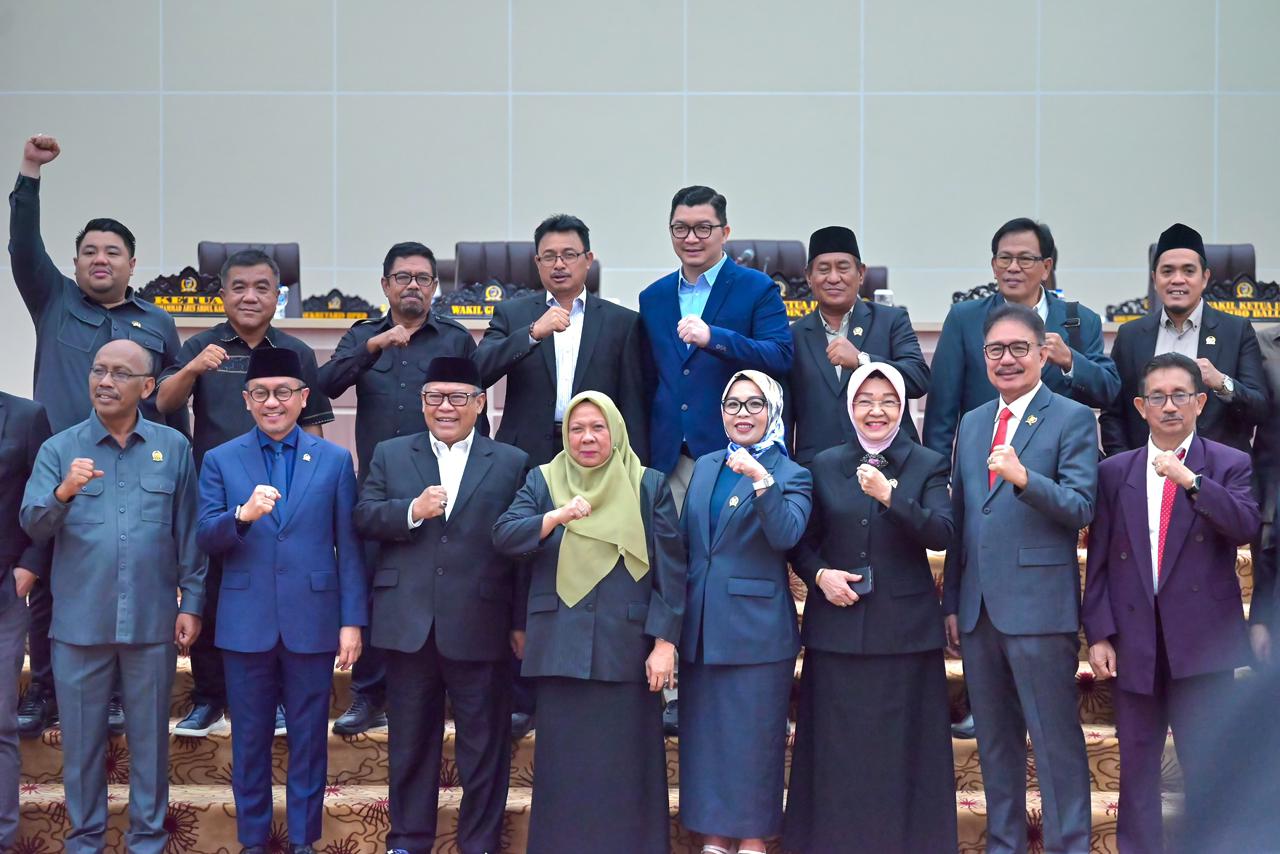 Penguatan Akuntabilitas, DPRD Sulteng Serahkan Rekomendasi LKPJ 2025