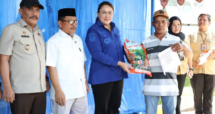 Bupati Vera Elena Laruni Salurkan Ribuan Benih Jagung untuk Petani Donggala