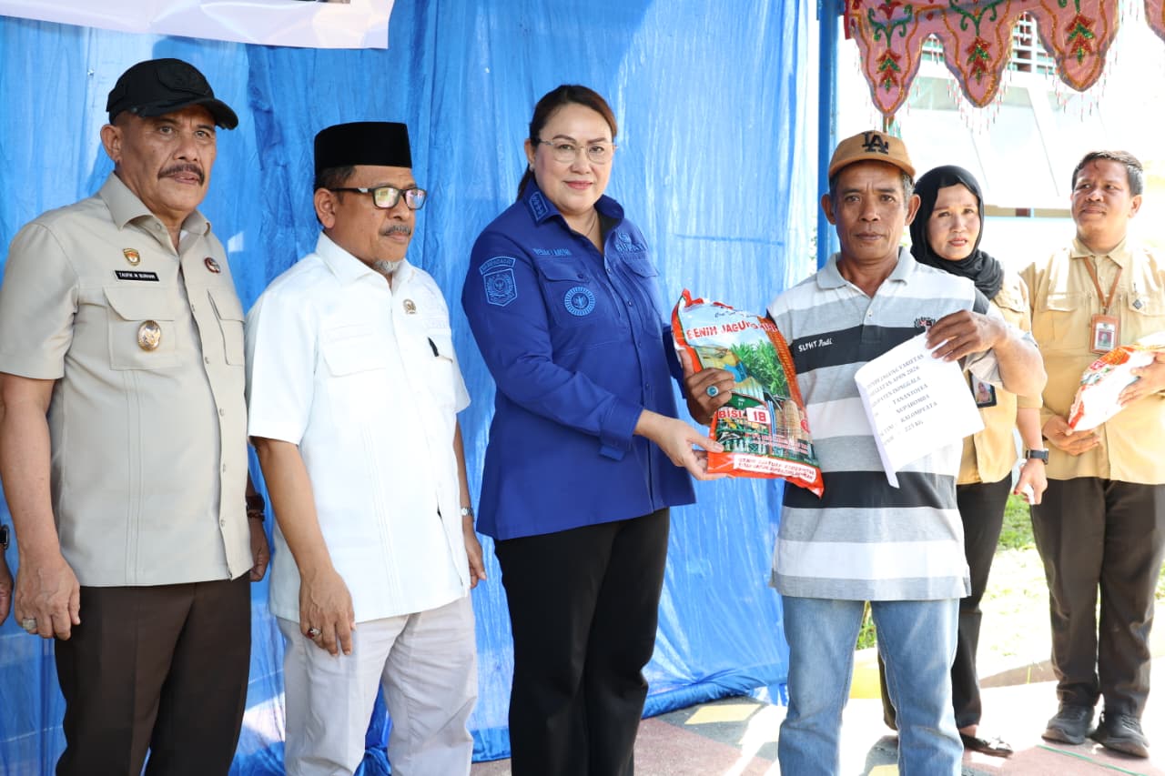 Bupati Vera Elena Laruni Salurkan Ribuan Benih Jagung untuk Petani Donggala
