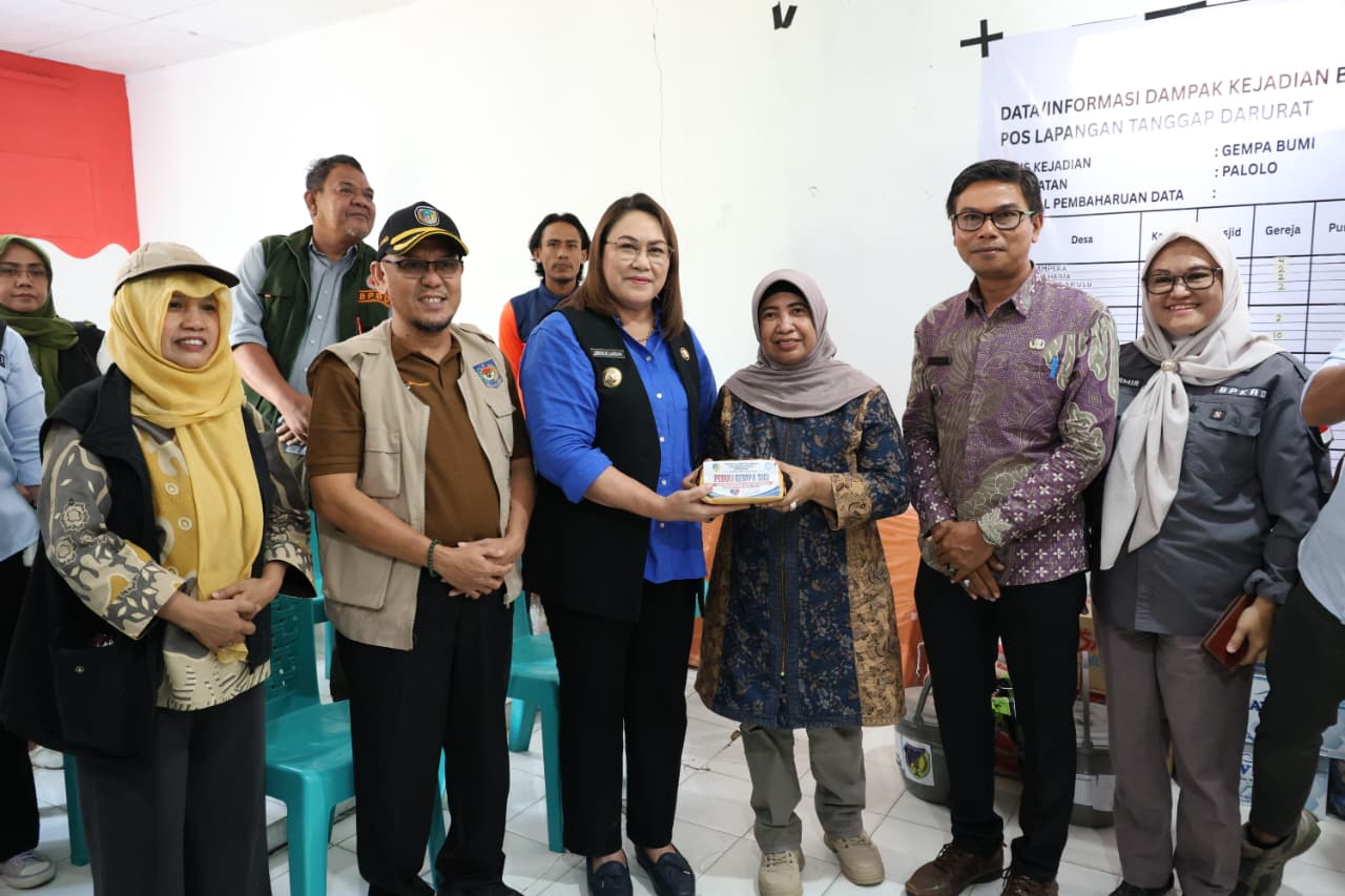 Donggala Ulurkan Tangan untuk Sigi, Bupati Vera Pimpin Langsung Penyaluran Bantuan Korban Gempa