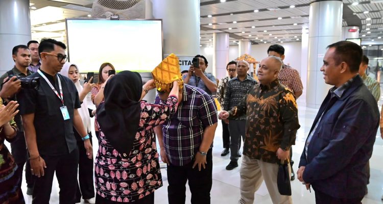 Prosesi Adat Kaili Sambut Kedatangan BPK RI di Palu