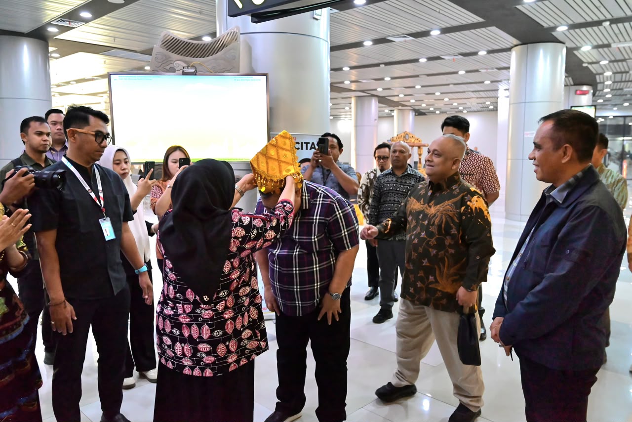 Prosesi Adat Kaili Sambut Kedatangan BPK RI di Palu