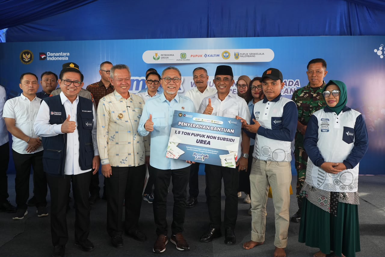 Rembuk Tani di Sigi, Menko Pangan dan Anwar Hafid Salurkan Bantuan Pupuk untuk Petani Rembuk Tani di Sigi, Menko Pangan dan Anwar Hafid Salurkan Bantuan Pupuk untuk Petani