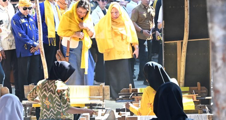 Tenun Donggala Siap Mendunia, Wagub Sulteng Dorong Regenerasi Penenun Lewat Jurusan Khusus di SMK