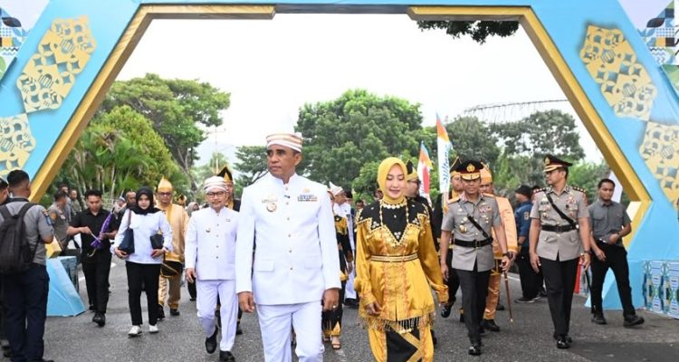 Drone Show Spektakuler Terangi Langit Teluk Lalong, Gubernur Anwar Hafid Buka Semarak HUT ke-66 Kabupaten Bangga