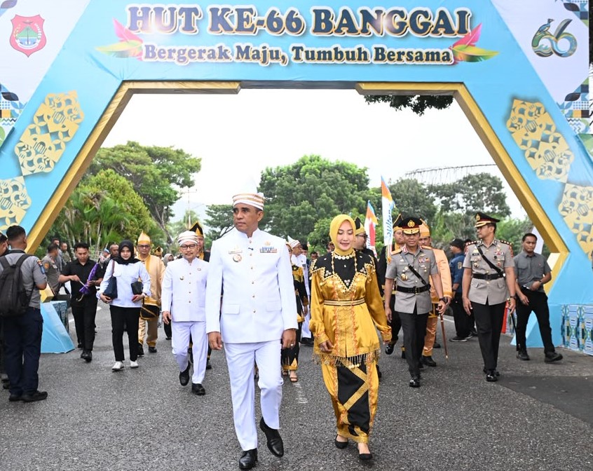 Drone Show Spektakuler Terangi Langit Teluk Lalong, Gubernur Anwar Hafid Buka Semarak HUT ke-66 Kabupaten Bangga