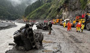 Longsor Dahsyat Lumpuhkan Gyirong, Kendaraan Ringsek dan Jalur Perbatasan China-Nepal Terputus
