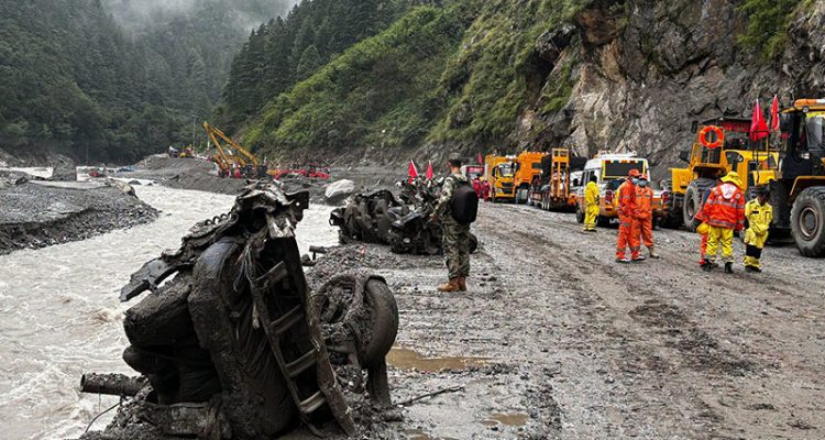 Longsor Dahsyat Lumpuhkan Gyirong, Kendaraan Ringsek dan Jalur Perbatasan China-Nepal Terputus
