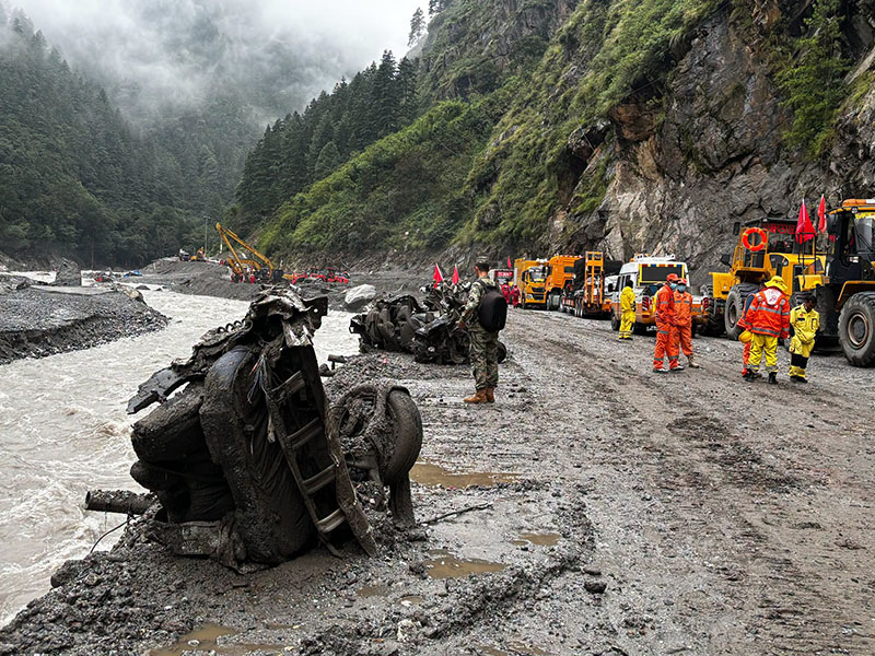 Longsor Dahsyat Lumpuhkan Gyirong, Kendaraan Ringsek dan Jalur Perbatasan China-Nepal Terputus