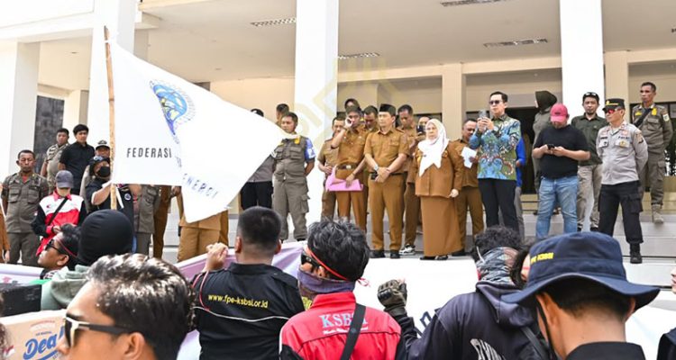 Tuntutan 22 Buruh PT NNI Menggema di Kantor Gubernur, Wagub Reny Turun Tangan