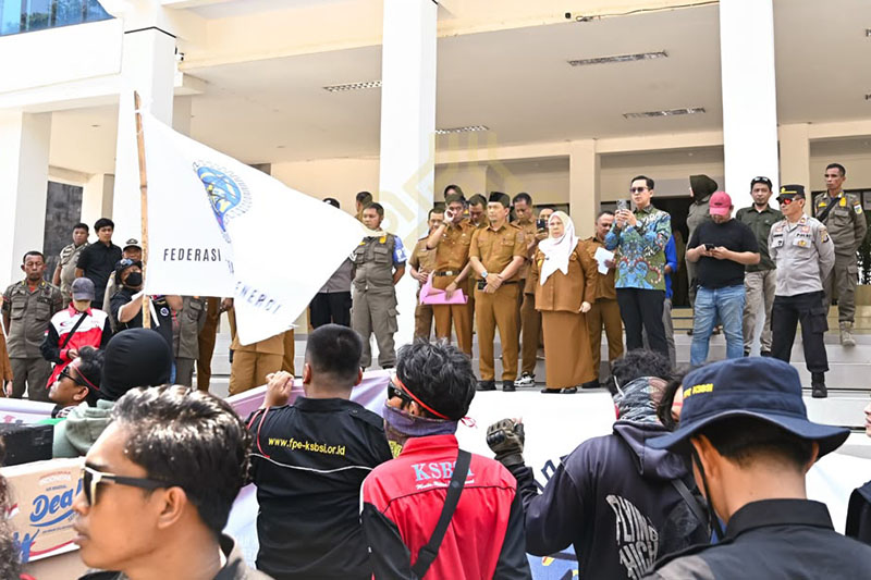 Tuntutan 22 Buruh PT NNI Menggema di Kantor Gubernur, Wagub Reny Turun Tangan